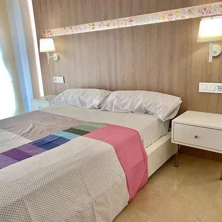 Apartament Modern Apartment: Poolside Retreat