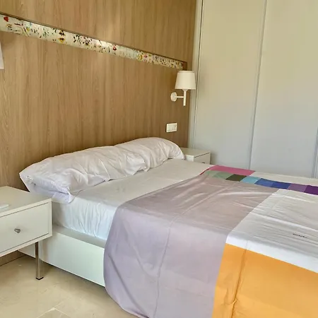 Apartament Modern Apartment: Poolside Retreat