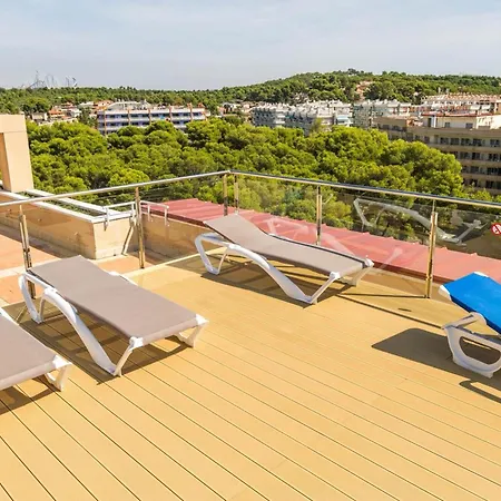 Modern Apartment: Poolside Retreat Apartament